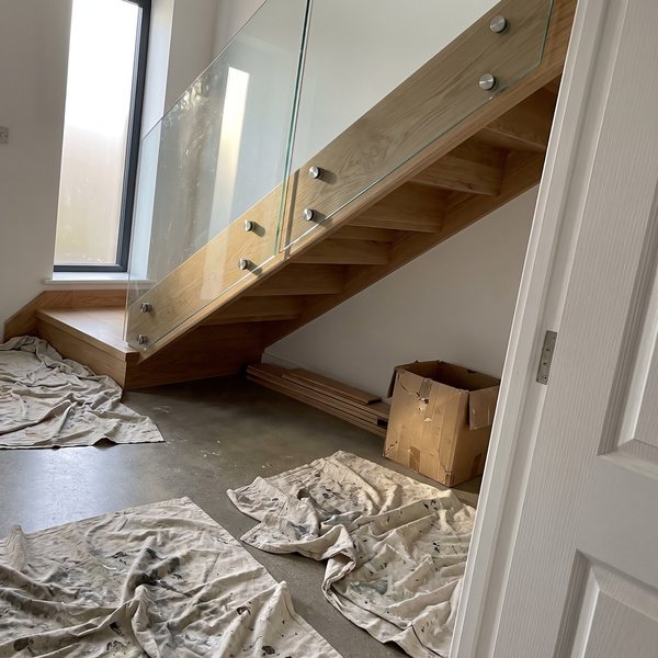 Reklama: schody przed montażem balustrady